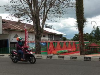 Dinding Taman Kota Liwa, Diduga Hanya Gunakan Dinding Tetangga
